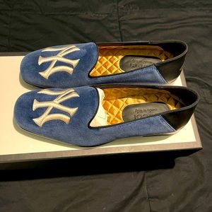 Gucci NY embroider loafer.